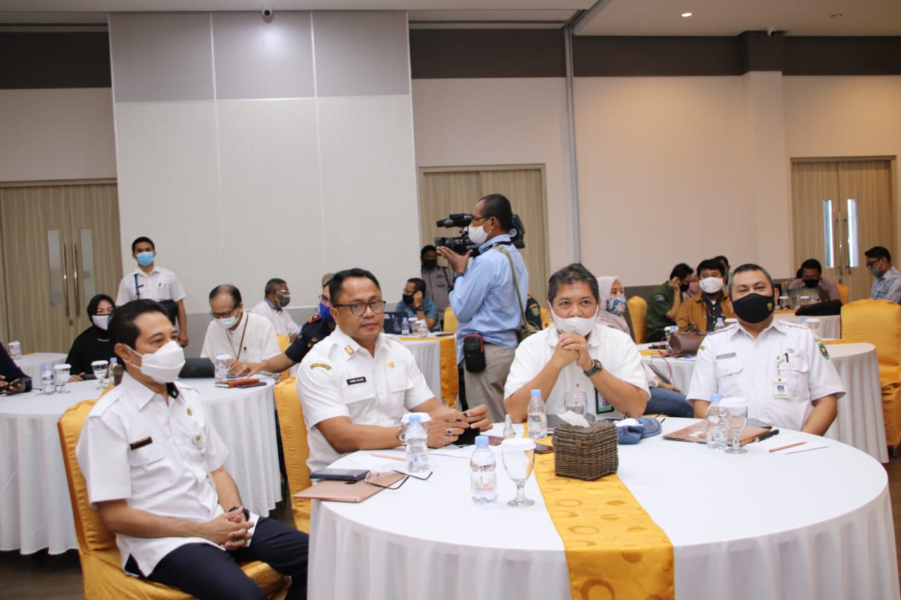 Ketgam: Sekretaris Daerah Provinsi Maluku, Kasrul Selang, Deputi Bidang Koordinasi Sumber Daya Maritim, Kementerian Koordinator Bidang Kemaritiman dan Investasi (Kemenkomarves), Safri Burhanuddin dalam kegiatan Rapat Koordinasi Lumbung Ikan Nasional (LIN) yang pusatkan di Hotel Manise, Rabu (12/8/2020).