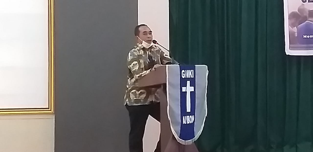 Prof. Dr. M. J. Saptenno, MH Rektor Unpatti Ambon.