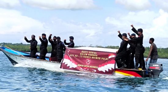 Brimob Dobo Bagi Sembako. Ist